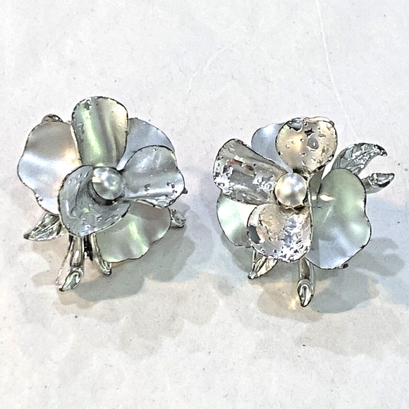 Mid Century Clip On Earrings Weeping Silver Textured Dimensional Flowers Classic - Picture 1 of 7